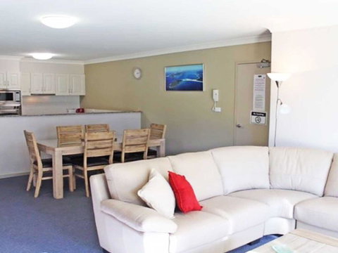 2 'Seashells' 21-23 Magnus Street - Pool , Lift , Aircon - Accommodation Burleigh 3