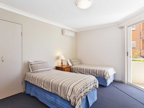 2 'Seashells' 21-23 Magnus Street - Pool , Lift , Aircon - Accommodation Burleigh 1