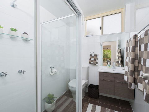 2 'Shoal Court', 7 Lillian Street - Fabulous Location With Water Views - Accommodation Burleigh 1