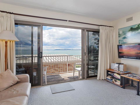 2 'Sunnie Belle' 3 Victoria Parade- Water Views Over Nelson Bay Foreshore - Accommodation Burleigh 2