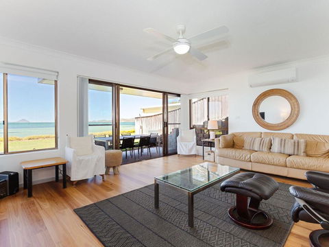 2 'The Pelicans' 53 Soldiers Point Road - Ground Floor Unit On The Waterfront - Accommodation Burleigh 0