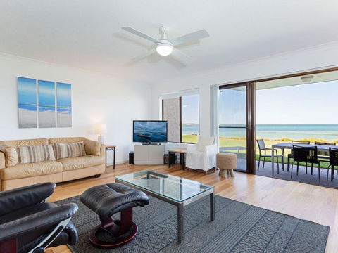 2 'The Pelicans' 53 Soldiers Point Road - Ground Floor Unit On The Waterfront - Accommodation Burleigh 2