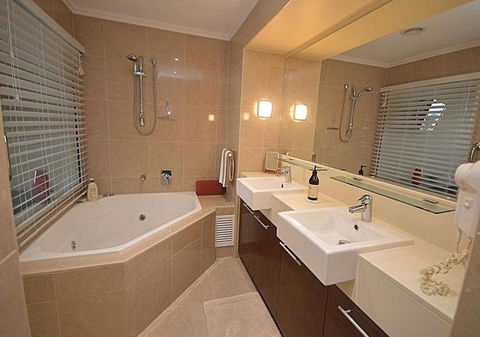 2 BDR/Apt/Foxtel/WiFi/Pool/parking/Spa/Hervey Bay - Accommodation Burleigh 2