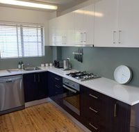 2 Bed Bar Beach Apartment - stroll to beach  cafes supermarket apartment 6 - Accommodation Burleigh