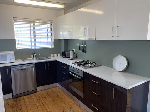 2 Bed Bar Beach Apartment - Stroll To Beach & Cafes, Supermarket Apartment 6 - Accommodation Burleigh 0