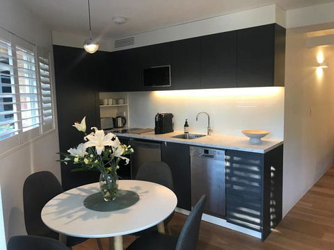 2 BEDROOM BRAND NEW APT // MOMENTS FROM RNSH - Accommodation Burleigh 2