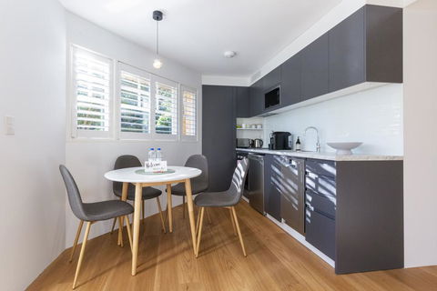 2 BEDROOM BRAND NEW APT // MOMENTS FROM RNSH - Accommodation Burleigh 0