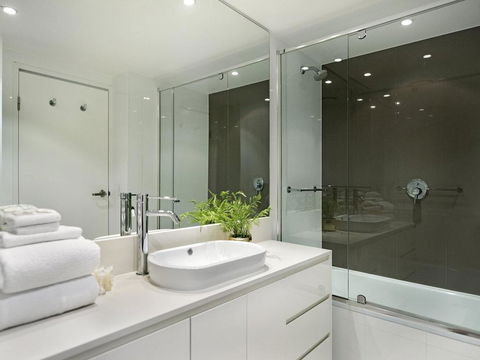 2 Bedroom Ocean View 27 Floors Above H-Residences - Accommodation Burleigh 2