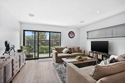 2 Bedroom Townhouse - Family & Corporate Bookings Only - Accommodation Burleigh 1
