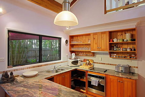 2 Manfred Street, Belongil Beach - Susie's Beach House - Accommodation Burleigh 3