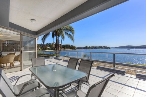 2 The Shores Soldiers Point - Waterfront - Uninterrupted Water Views INCLUDING ALL LINEN & TOWELS, Free Wi-Fi - Accommodation Burleigh 0