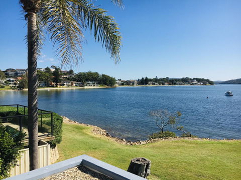 2 The Shores Soldiers Point - Waterfront - Uninterrupted Water Views INCLUDING ALL LINEN & TOWELS, Free Wi-Fi - Accommodation Burleigh 2