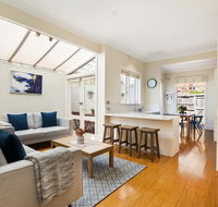 2-Bed House With Patio Near Bars and Restaurants - Accommodation Burleigh
