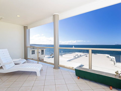 2/141A Soldiers Point Road - Large Waterfront Duplex Across From The Bowling Club - Accommodation Burleigh 0