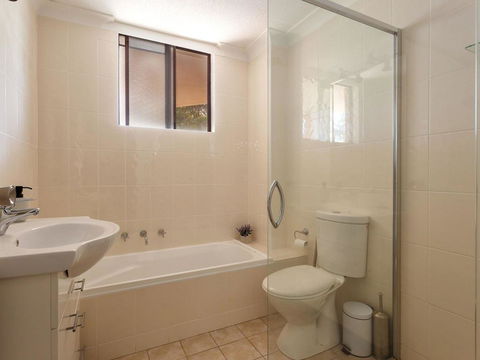 20 Booneroo - Walk To The Beach - Accommodation Burleigh 2