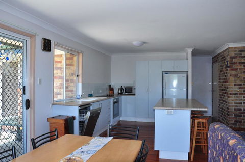 23 Carlo Road - Lowset Family Home Within Walking Distance To The Shopping Centre. Pet Friendly - Accommodation Burleigh 1