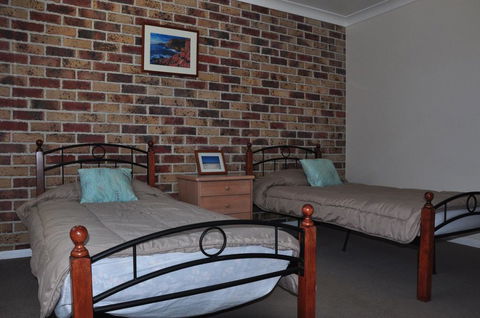 23 Carlo Road - Lowset Family Home Within Walking Distance To The Shopping Centre. Pet Friendly - Accommodation Burleigh 2