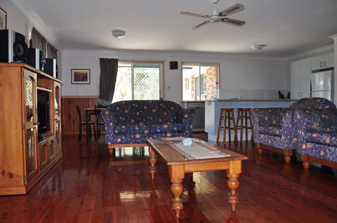 23 Carlo Road - Lowset Family Home Within Walking Distance To The Shopping Centre. Pet Friendly - Accommodation Burleigh 0