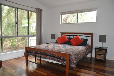 24 Esprit Drive - Beach Home With Open Plan Living And Walking Distance To Beach - Accommodation Burleigh 3