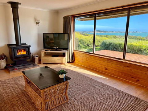 C4 Miles Beach Shack - Accommodation Burleigh 3