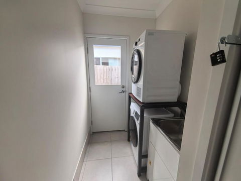 Coomera Comfort Lodge Near Theme Park & Westfield - Accommodation Burleigh 4