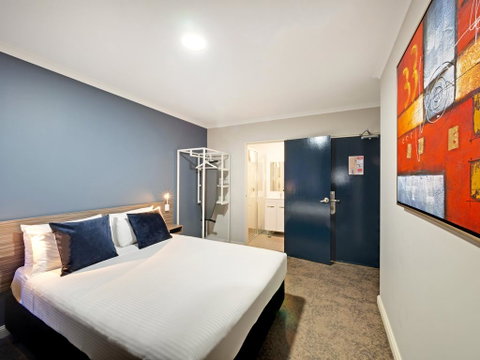 28 Hotel - Accommodation Burleigh 1