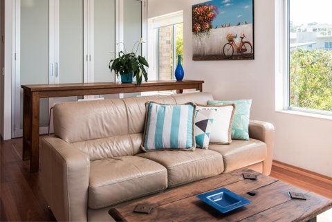 2BR Coolum Beachfront , 180 Views , Wine, Netflix - Accommodation Burleigh 3