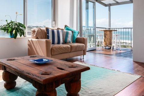 2BR Coolum Beachfront , 180 Views , Wine, Netflix - Accommodation Burleigh 2