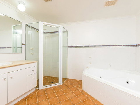 3 'Peninsula Waters', 2-4 Soldiers Point Rd - Beautiful Air Conditioned Unit With Pool, Lift & WIFI - Accommodation Burleigh 1