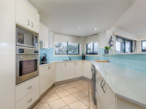 3 'Peninsula Waters', 2-4 Soldiers Point Rd - Beautiful Air Conditioned Unit With Pool, Lift & WIFI - Accommodation Burleigh 3