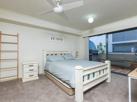 3 'Peninsula Waters', 2-4 Soldiers Point Rd - Beautiful Air Conditioned Unit With Pool, Lift & WIFI - Accommodation Burleigh 0