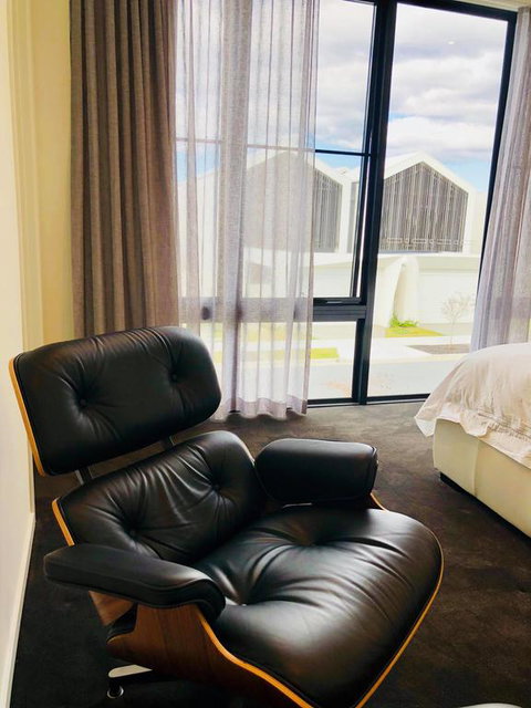 3 Bedroom Executive Luxury Beachside Townhouse - Accommodation Burleigh 3