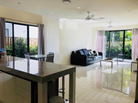 3 Bedroom Executive Luxury Beachside Townhouse - Accommodation Burleigh 0