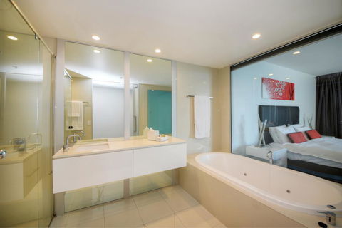 3 Bedroom Ocean View Private Apartment In Surfers Paradise - Accommodation Burleigh 3