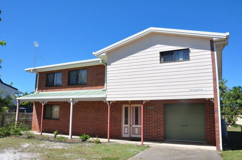 31 Bombala Crescent - Two Storey Home With Covered Outdoor Deck, Fully Fenced Backyard. Pet Friendly - Accommodation Burleigh 3
