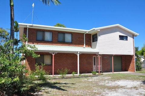 31 Bombala Crescent - Two Storey Home With Covered Outdoor Deck, Fully Fenced Backyard. Pet Friendly - Accommodation Burleigh 0