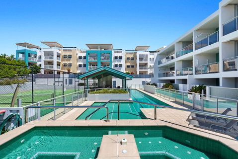 3BR Coolum Beach , Rooftop Terrace, Spa, Tennis, Pool - Accommodation Burleigh 2