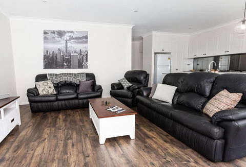 4 Bedroom Inner City Townhouse - SLEEPS 9 !! - Accommodation Burleigh 0