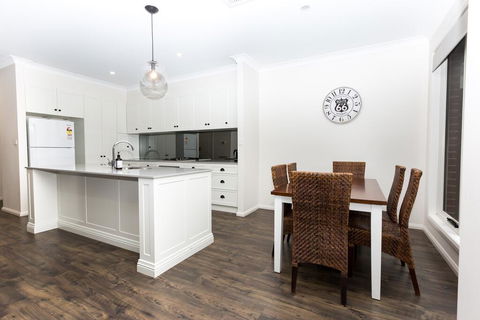4 Bedroom Inner City Townhouse - SLEEPS 9 !! - Accommodation Burleigh 3