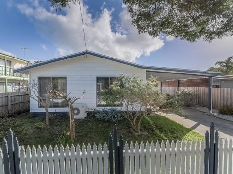 4 Lansell Road, Cowes - Accommodation Burleigh 3