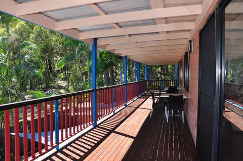 43 Double Island Drive - Two Level Holiday Home With Swimming Pool. Located Close To Beach And CBD - Accommodation Burleigh 2
