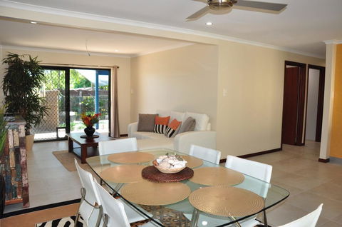 43 Double Island Drive - Two Level Holiday Home With Swimming Pool. Located Close To Beach And CBD - Accommodation Burleigh 1