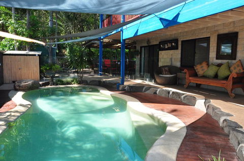 43 Double Island Drive - Two Level Holiday Home With Swimming Pool. Located Close To Beach And CBD - Accommodation Burleigh 0