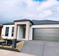 4Bed 2Bath Cozy Guesthouse in Tarneit - Accommodation Burleigh