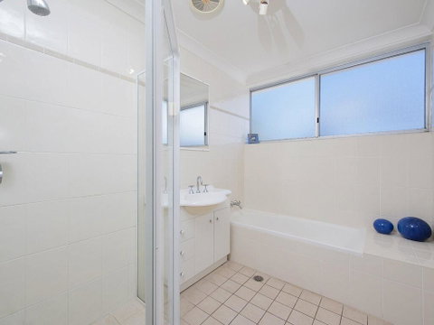 5 'Casuarina's ' 33 Soldiers Point Road - Superb Waterfront Unit - Accommodation Burleigh 2