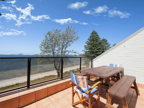5 'Casuarina's ' 33 Soldiers Point Road - Superb Waterfront Unit - Accommodation Burleigh 0