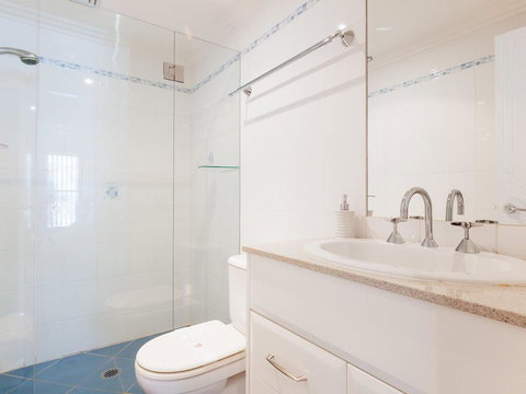 5 'The Outlook', 4 Ocean Parade - Overlooking Boat Harbour Beach And Ducted Air Conditioning - Accommodation Burleigh 2