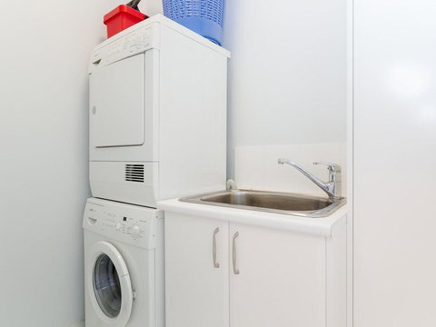 5 'The Outlook', 4 Ocean Parade - Overlooking Boat Harbour Beach And Ducted Air Conditioning - Accommodation Burleigh 1