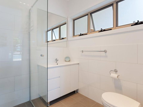 5 Bent Street - Huge House With Foxtel & Aircon - Accommodation Burleigh 2