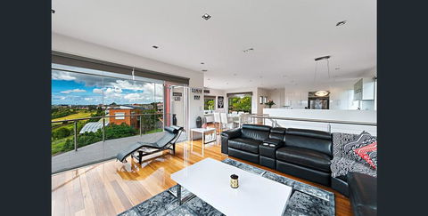 5 Star Gowanbrae Views - Accommodation Burleigh 2